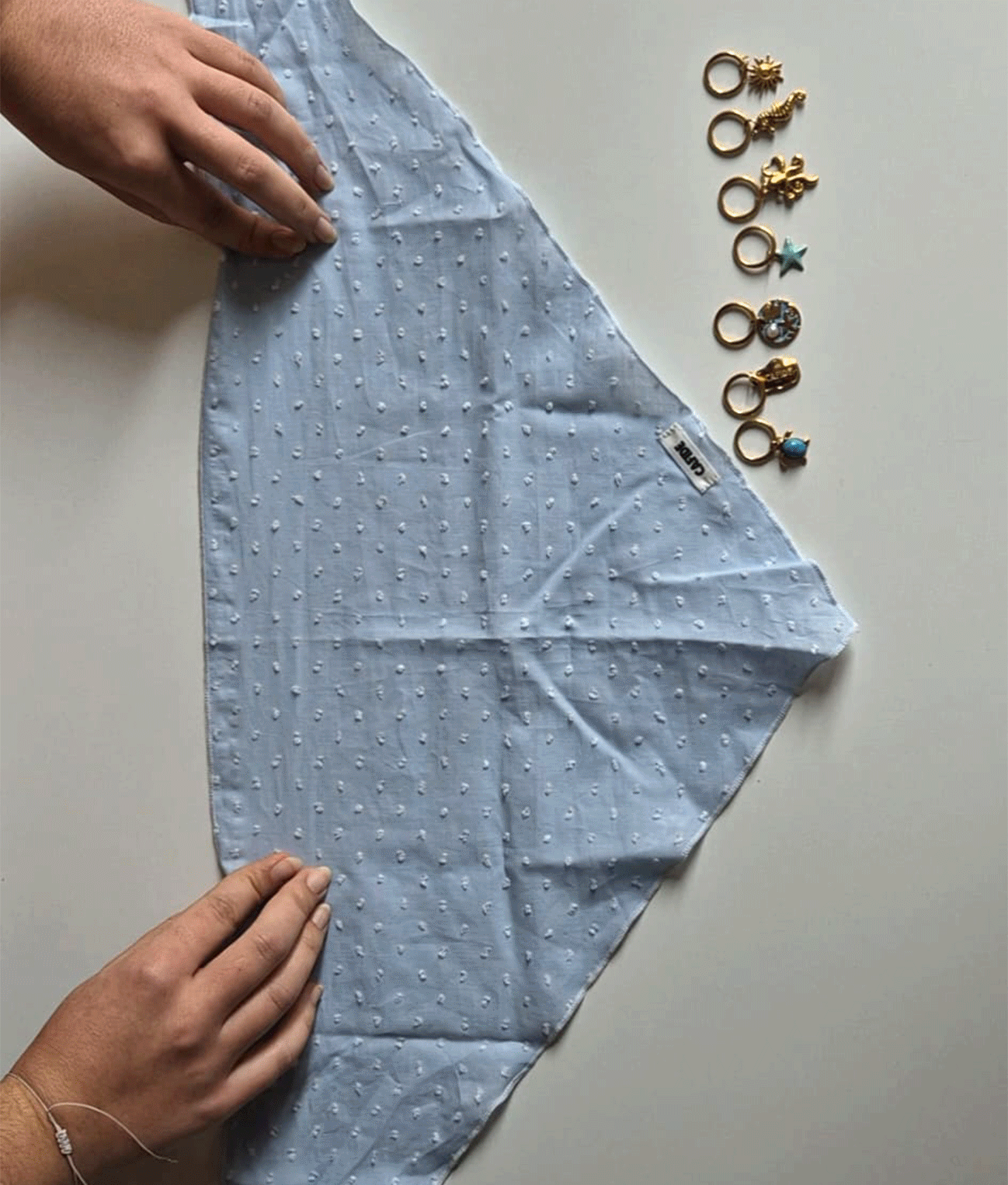 Cafide Sira Coral Broderie hundebandana med charms