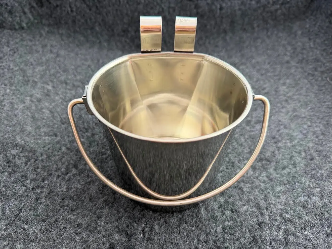 M. Krog vandspand metal 1 L med karabinhage