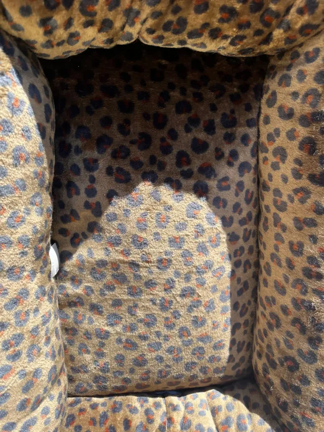 Klausen Wellness hundeseng brun leopard M 65x50 støttende