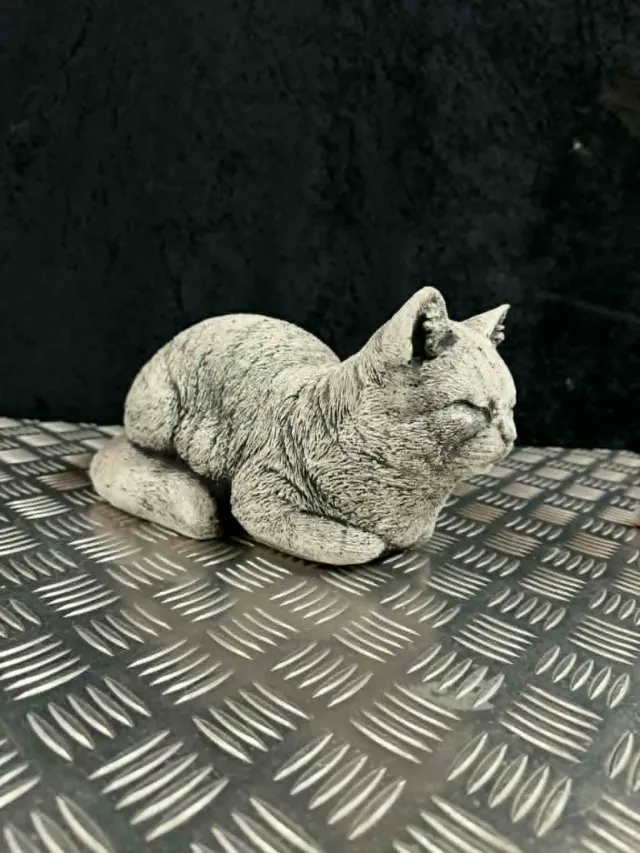 Betonfigur Liggende Kat havefigur 16,5 cm beton