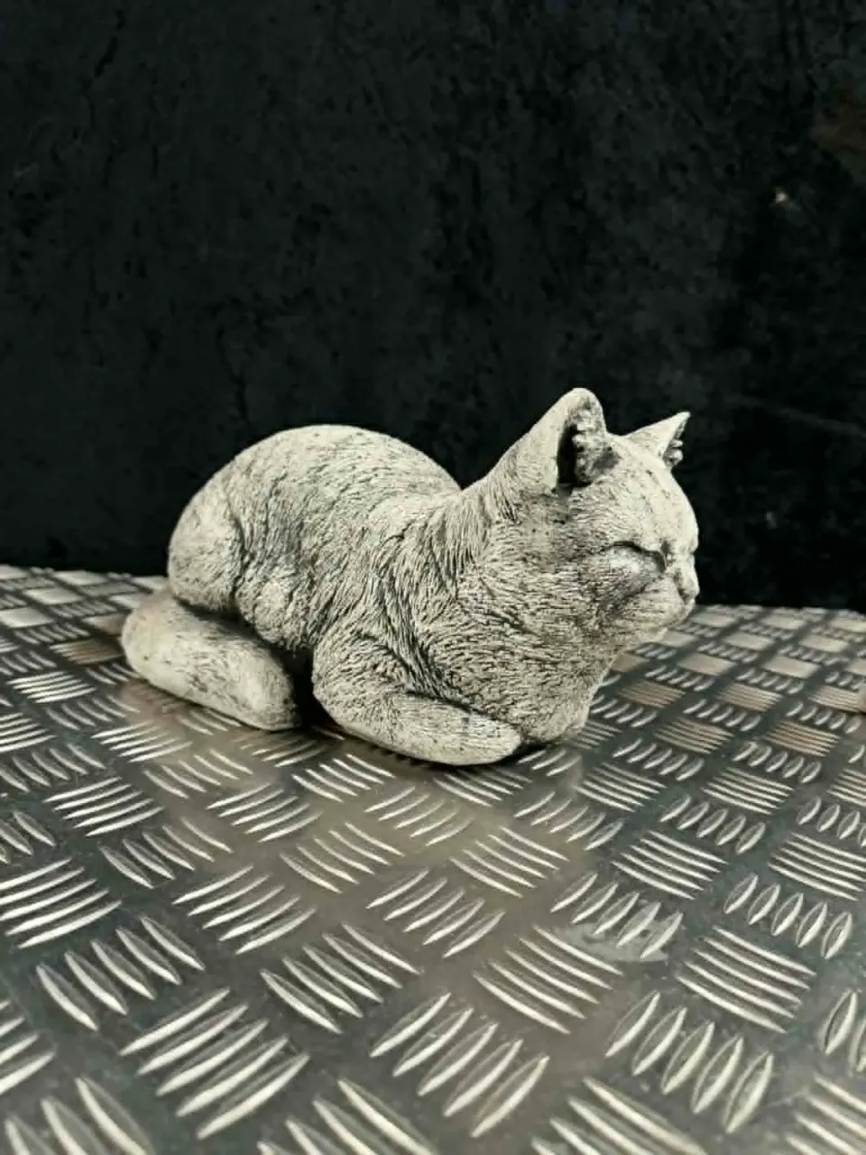 Betonfigur Liggende Kat havefigur 16,5 cm beton