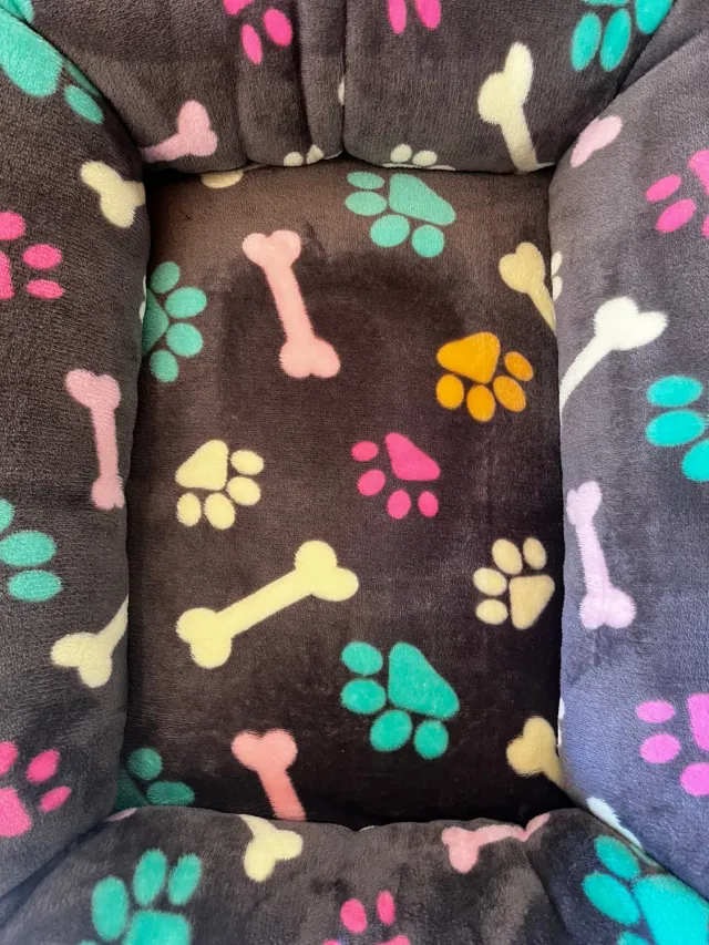 Wellness hundeseng gråbrun m. kødben M 65x50 cm