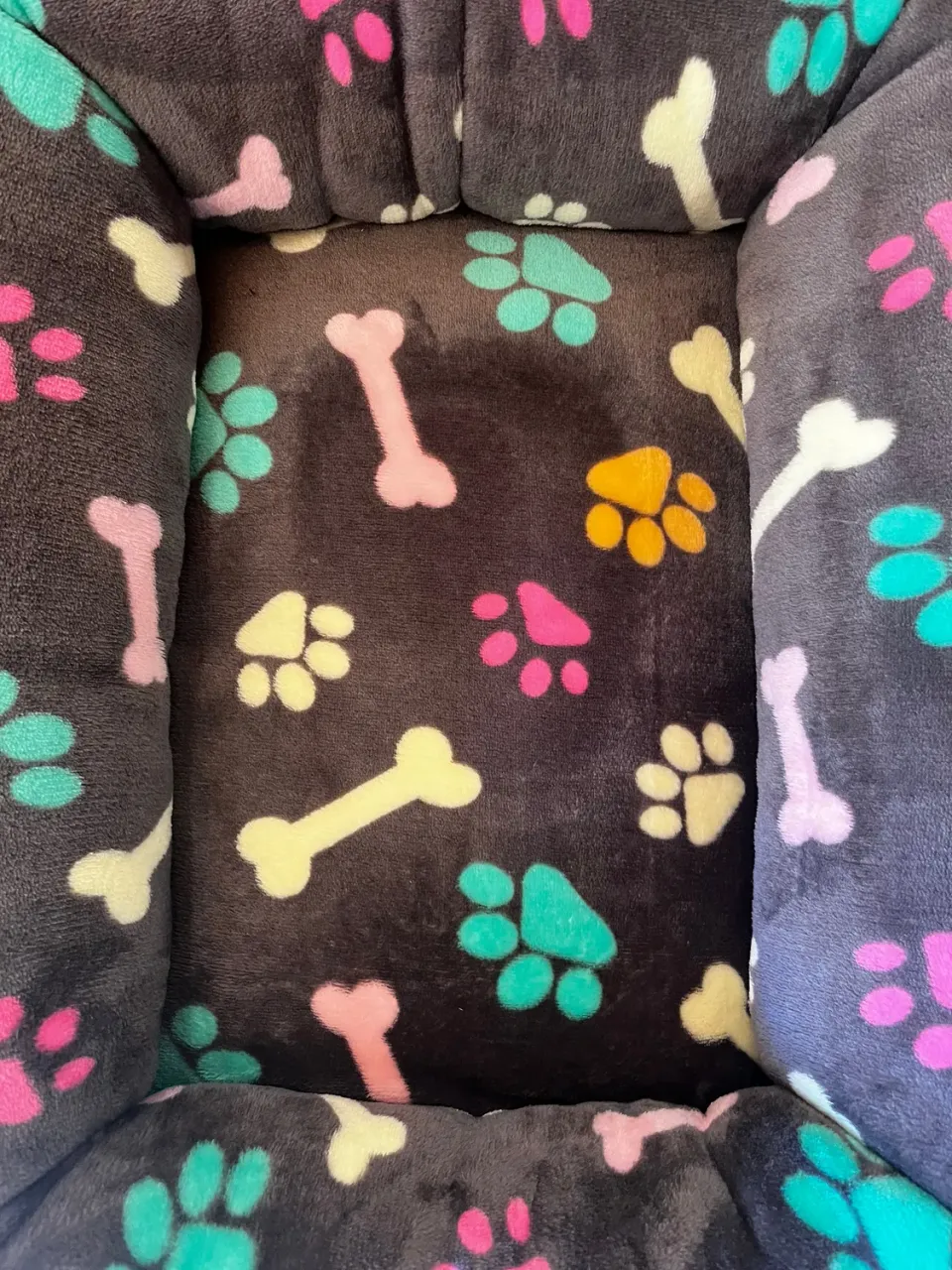 Wellness hundeseng gråbrun m. kødben M 65x50 cm