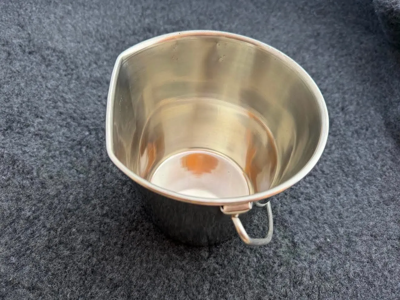 Vandspand Metal hundeskål 2,15 L med karabin