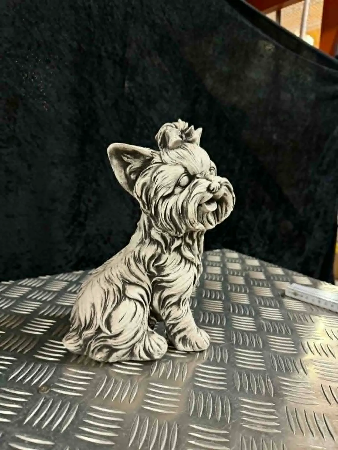 Stor Yorkshire Terrier siddende betonfigur 26 cm vejrbestandig