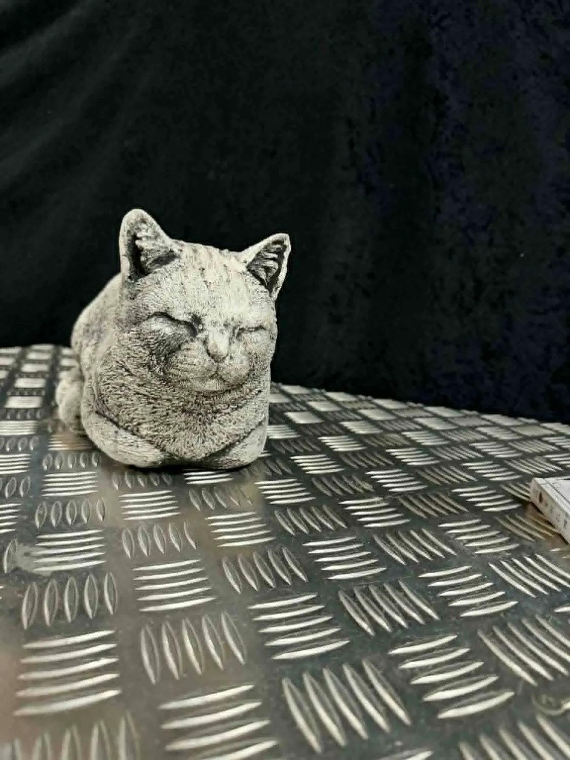 Betonfigur Liggende Kat havefigur 16,5 cm beton