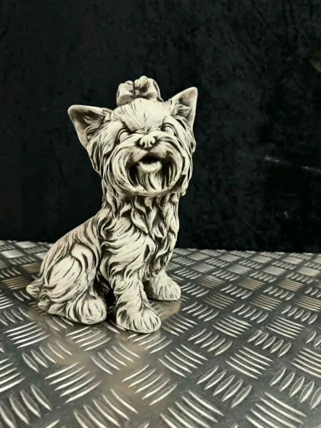 Stor Yorkshire Terrier siddende betonfigur 26 cm vejrbestandig