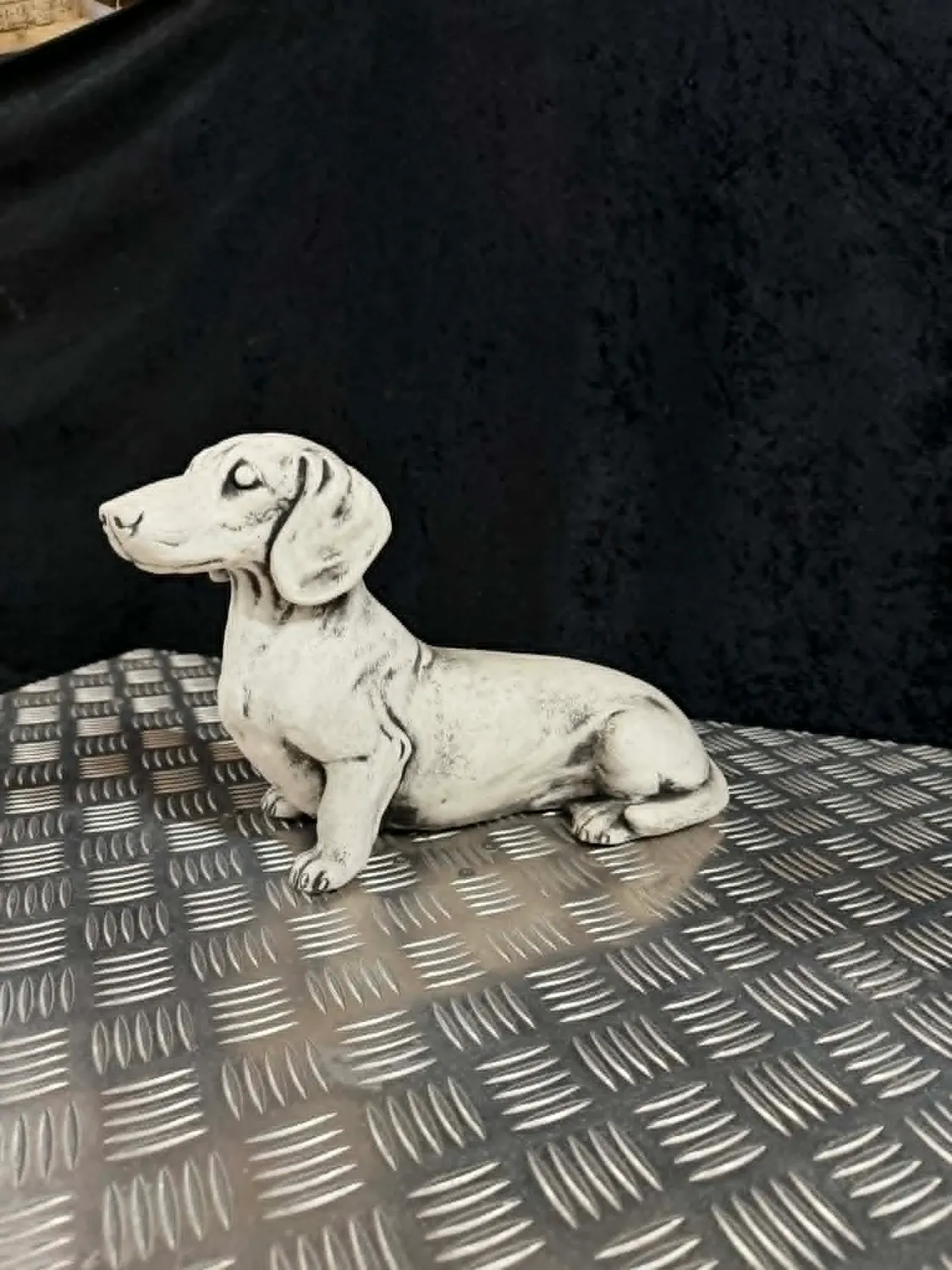 Betonfigur Gravhund glathåret havefigur 24 cm beton