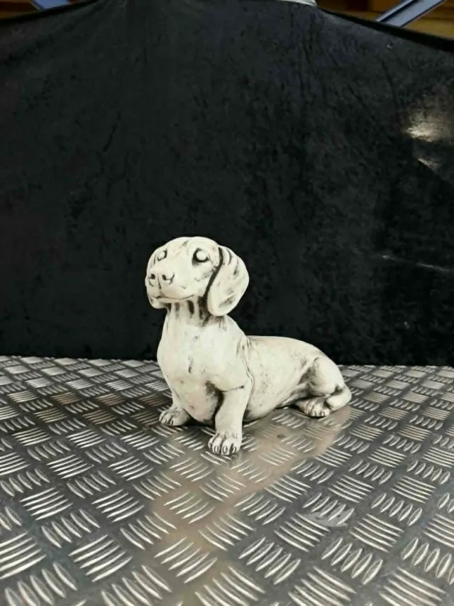 Betonfigur Gravhund glathåret havefigur 24 cm beton