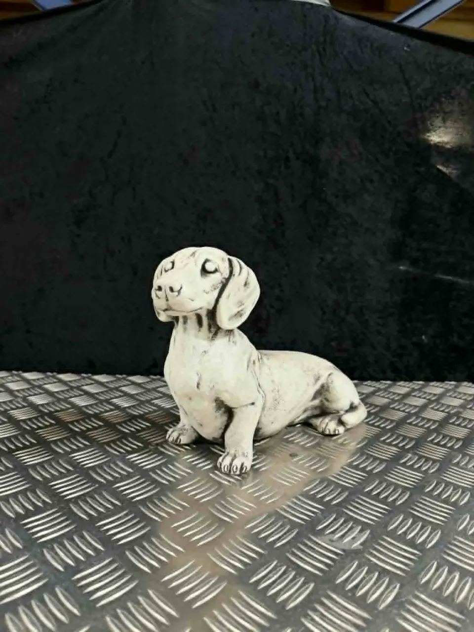 Betonfigur Gravhund glathåret havefigur 24 cm beton