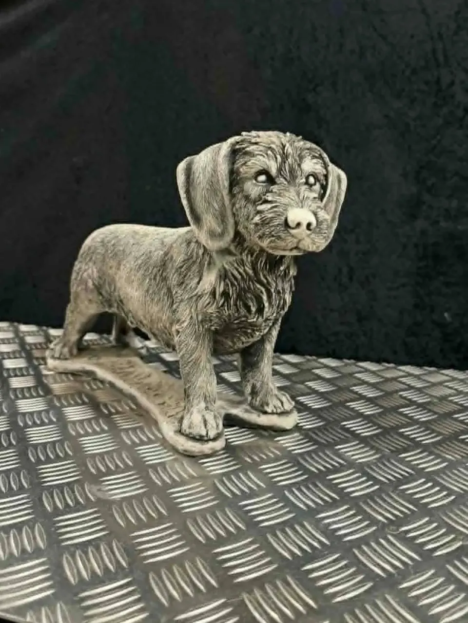 Gravhund betonfigur ruhåret 30 cm havefigur